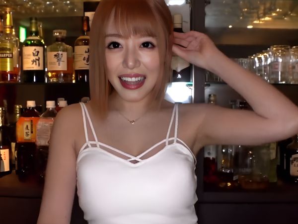 【スポーツバーの裏メニュー】『お客さん…こんなとこで…』元気いっぱいな女の子が裏メニューでフェラサービス！ジュルジュル音を立てながらチンポを舐め、騎乗位で激しく腰を振り絶頂を迎える！！♡