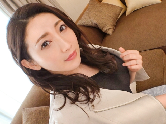 【爆乳お姉さんの誘惑】『私でヌイて…』色気ダダ漏れなセクシー巨乳お姉さんがやらしいボディで誘惑！ボッキしたチンコで激しく突きまくるエロプレイ♡