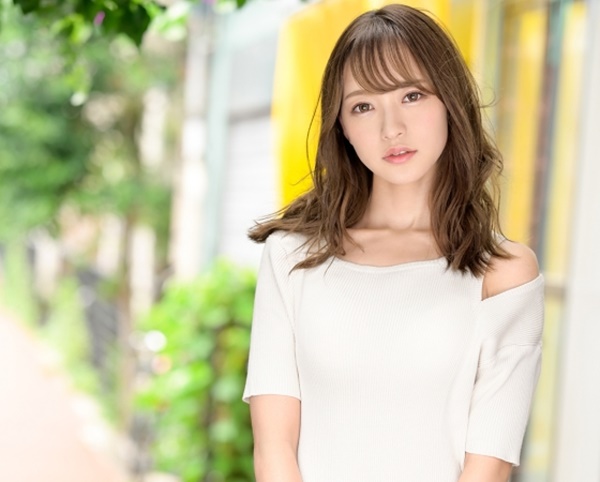 【スレンダー美人の甘い誘惑】『お家でエッチしよ♡』流川夕ちゃんが素人男性宅で恋人気分を満喫！甘いキスから始まる濃厚セックスで悶えイキ！スレンダーボディを激しく揺らして感じまくる姿がエロすぎる！！