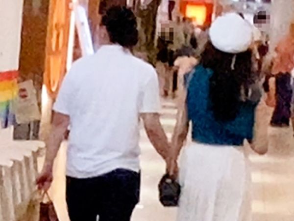 【若妻の危険な浮気】『ダメ…旦那が隣にいる…』デート中の若奥様がスリル満点の浮気セックスで絶頂！旦那に電話しながらオマンコ突かれて感じまくる背徳の快感♡