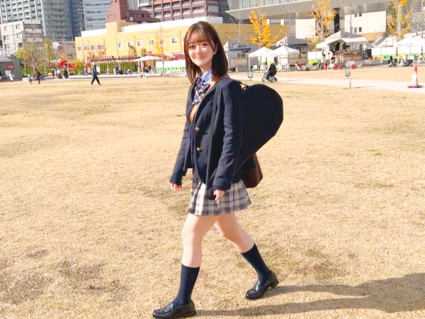 【制服美少女の秘密プレイ】『気持ち良すぎて…』色白むっちりボディの激かわ素人娘がハメ撮りで大胆に！制服姿で膣奥まで激しく突かれ、淫らなアクメ顔を晒しちゃう♡