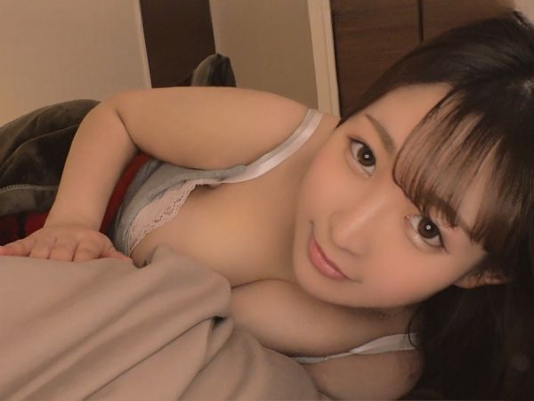 【夜這い痴女】『ねぇ、起きて…』巨乳美女が隣で寝てる彼氏を夜這い！悶々とした夜に、優しくエロく誘惑して、たっぷりヌイてくれる夢のシチュエーション！♡